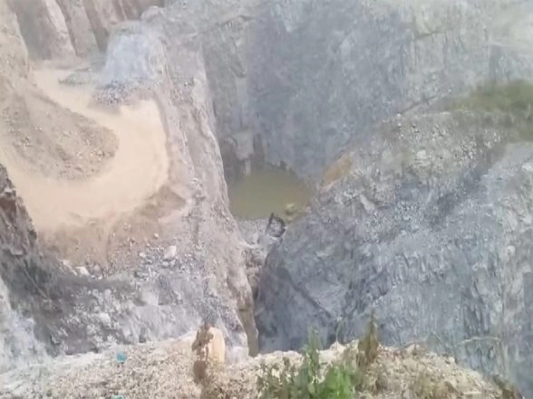 India News | UP: 15 Feared Trapped, One Dead as Stone Mine Collapses in Sonbhadra, Rescue Ops Underway