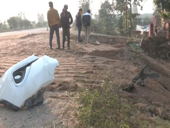 India News | At Least Five People Lost Their Lives Early Sunday Morning when a Car Collided with a Tractor Near Malwa College in Maharajpura, Gwalior, Police Said.