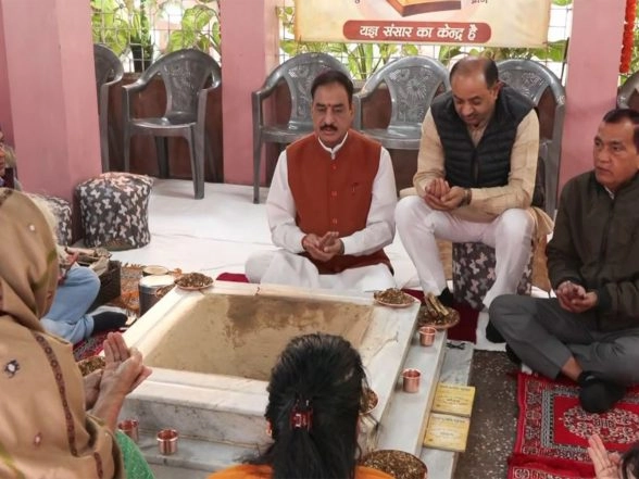 India News | VHP Holds Shanti Yagna at Kalka Ji's Arya Samaj Mandir to Pay Tribute to Red Fort Blast Victims
