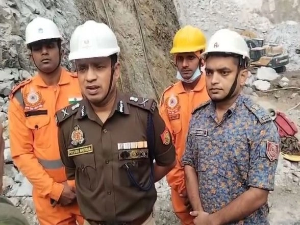 India News | NDRF, SDRF, CISF, Police and Fire Department Carry out Rescue Operations After Stone Mine Collapse in Sonbhadra