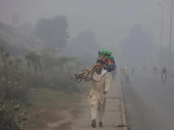 World News | Pakistan: Lahore Tops Global Pollution Index as Hazardous Smog Engulfs Punjab