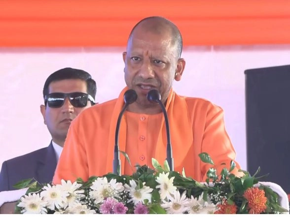 India News | UP CM Yogi Adityanath, Defence Minister Rajnath Singh Unveiled Statue of Valiant Warrior Uda Devi Pasi
