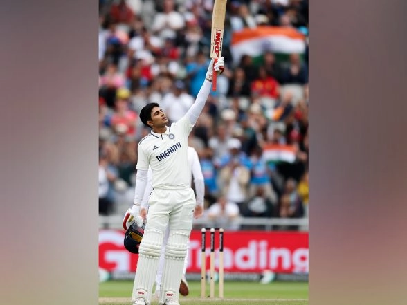 Sports News | Shubman Gill Dicharged from Hospital After Neck Spasm; Doubtful for Guwahati Test