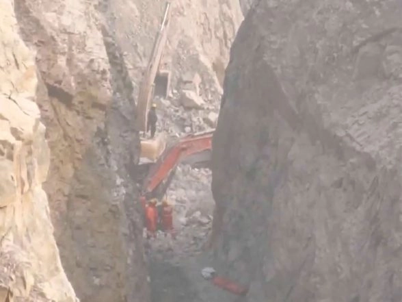 India News | UP: Rescue Operations Continue After Stone Mine Collapse in Sonbhadra; One Body Recovered So Far