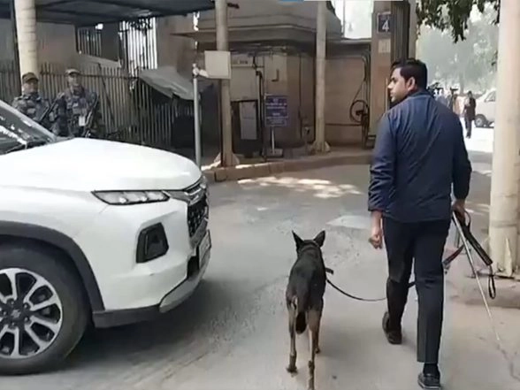 India News | Delhi Court Premises Evacuated After Bomb Threat, Email Declared as Hoax