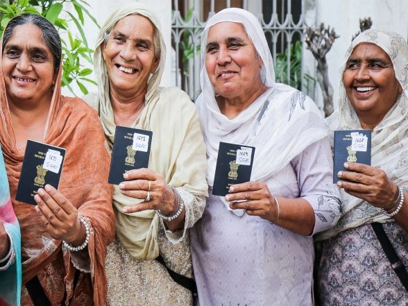 India News | 80 Lakh E-passports Issued Till Date; All Indian Passports to Be Chipped by 2035: Officials