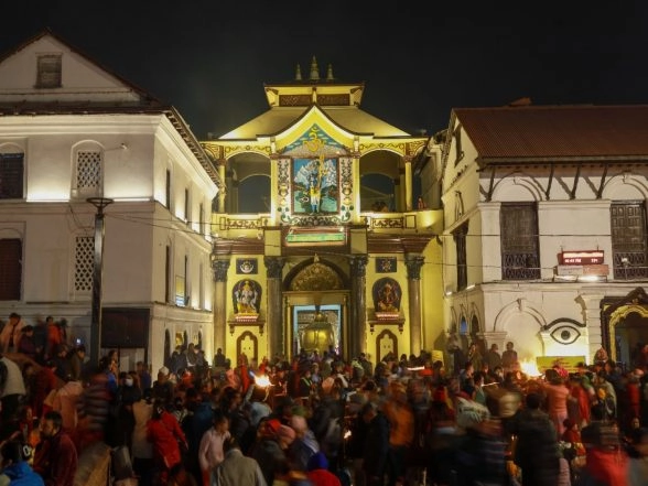 World News | Thousands of Hindu Devotees Gather at Nepal's Pashupatinath Temple, Light Lamps for Bala Chaturdashi