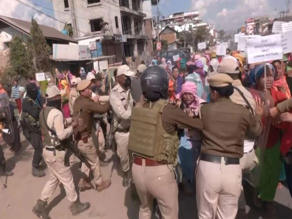 India News | Manipur: Clash Breaks out Between Police and Internally Displaced Persons in Imphal