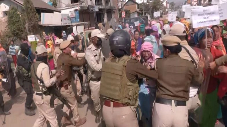 India News | Manipur: Clash Breaks out Between Police and Internally Displaced Persons in Imphal