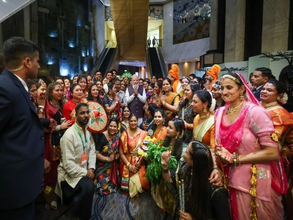 World News | Indian Diaspora in Johannesburg Give Cultural Welcome to Prime Minister Narendra Modi