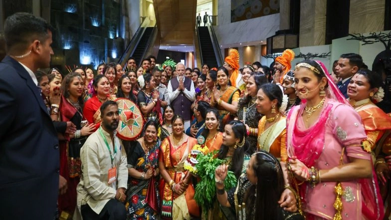 World News | Indian Diaspora in Johannesburg Give Cultural Welcome to Prime Minister Narendra Modi