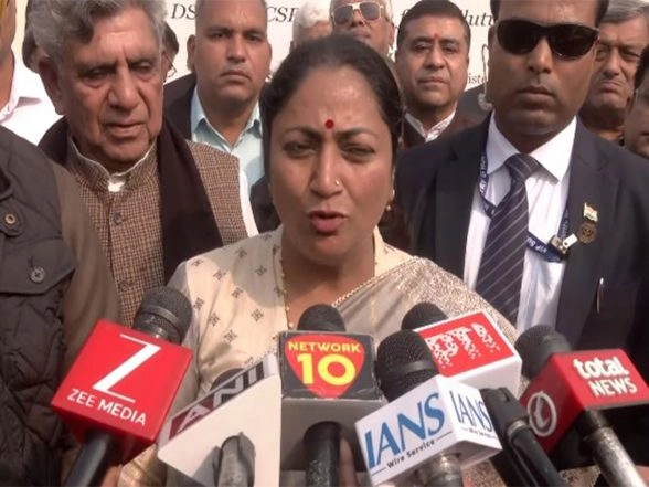 India News | Delhi CM Distributes 10,000 Heaters to RWAs to Combat Wood, Coal Burning During Winter