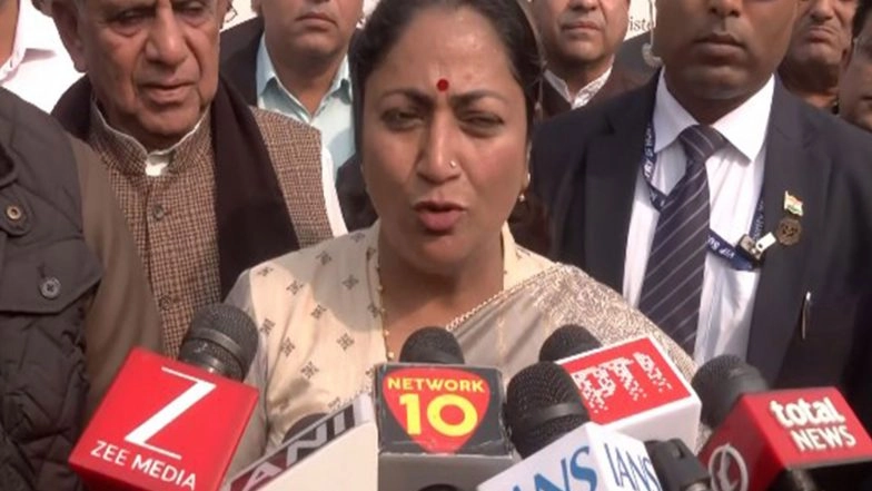 India News | Delhi CM Distributes 10,000 Heaters to RWAs to Combat Wood, Coal Burning During Winter