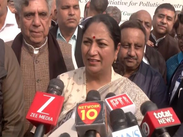 India News | Delhi Govt to Distribute 10,000 Electric Heaters to RWAs to Combat Pollution