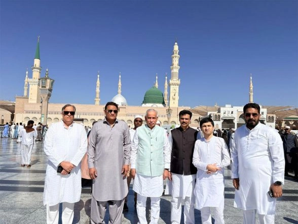 World News | Last Rites of Madinah Bus Accident Victims Performed in the Presence of Andhra Pradesh Governor S Abdul Nazeer