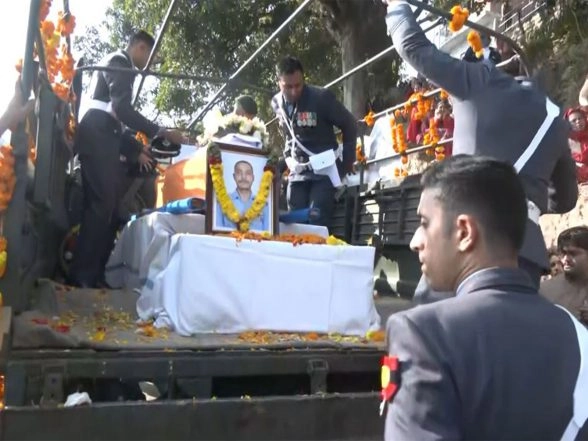 India News | Himachal Pradesh: Mortal Remains of Wing Commander Namansh Syal Reach His Native Village in Kangra