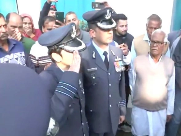 India News | Wing Commander Afshan's Heartbreaking Goodbye to Brave Husband Namansh, Killed in Tejas Crash