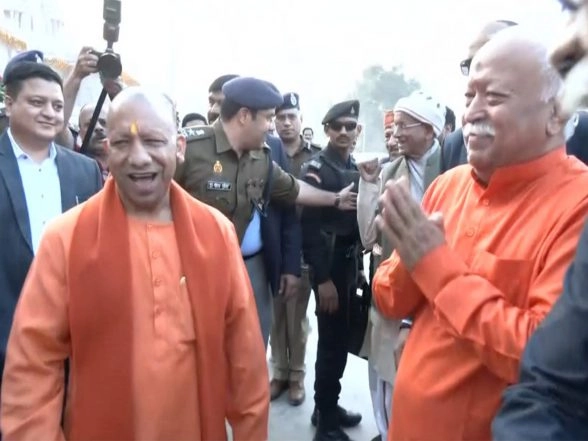 India News | UP CM Yogi Adityanath Welcomes RSS Chief Mohan Bhagwat Ahead of Ram Janmabhoomi Flag-hoisting Ceremony