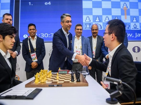 Sports News | Olympic Gold Medallist Abhinav Bindra Takes a Shot at Chess at the FIDE World Cup