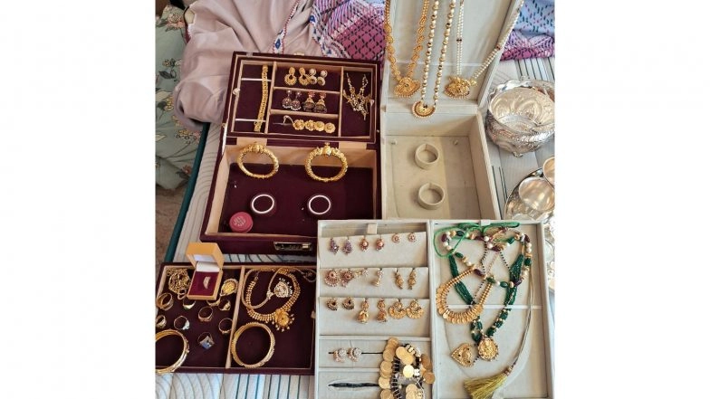 India News | Lokayukta Officials Recover Property Deeds, Gold and Cash from Revenue Inspector Ramaswamy C's Residence