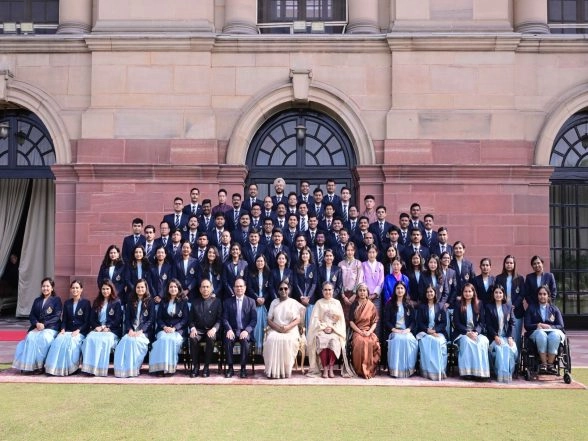 India News | Officer Trainees of Indian Revenue Service, Customs and Indirect Taxes, Call on President Murmu