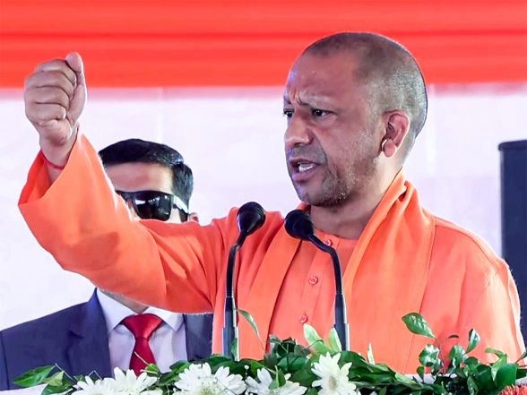 India News | UP CM Yogi Adityanath Condoles Loss of Lives in Lakhimpur Kheri Car Accident, Orders Expedited Relief Work