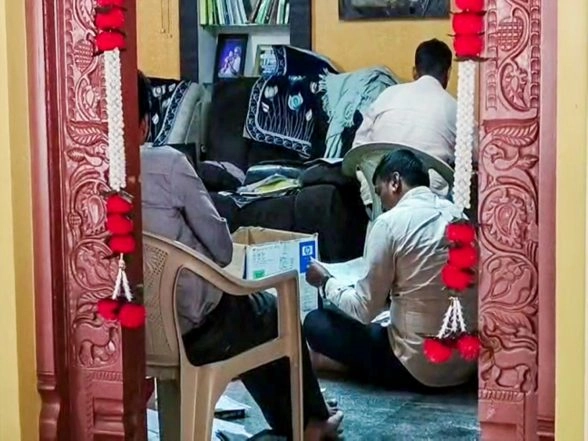 India News | Karnataka Lokayukta Raids 47 Locations over Disproportionate Asset Cases Involving 10 Govt Officials