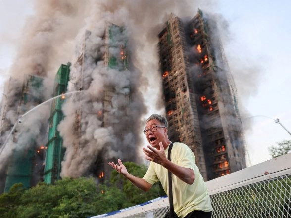 World News | Huge Blaze Engulfs Hong Kong High-rise; Kills Four, Injures Three