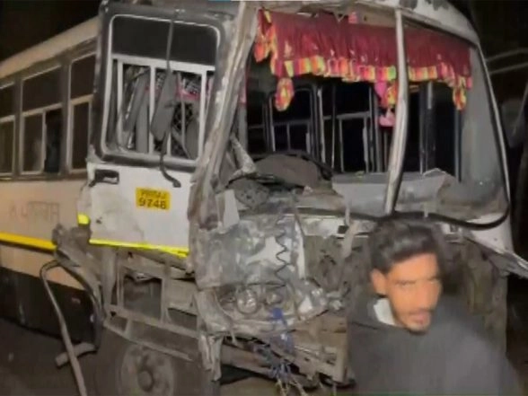 India News | Punjab: 2 Dead, 15 Injured After Bus Collides with Truck in Fazilka