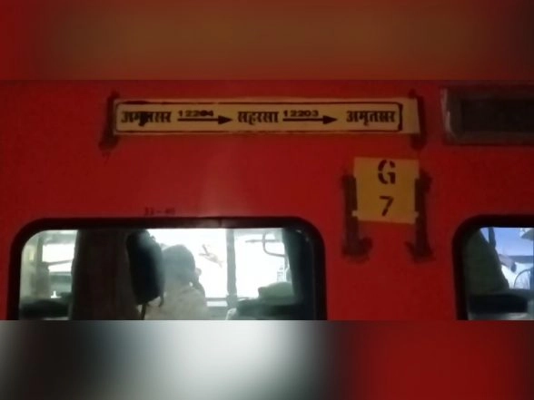 India News | Uttar Pradesh: Major Accident Averted as Truck Falls on Railway Track in Barabanki