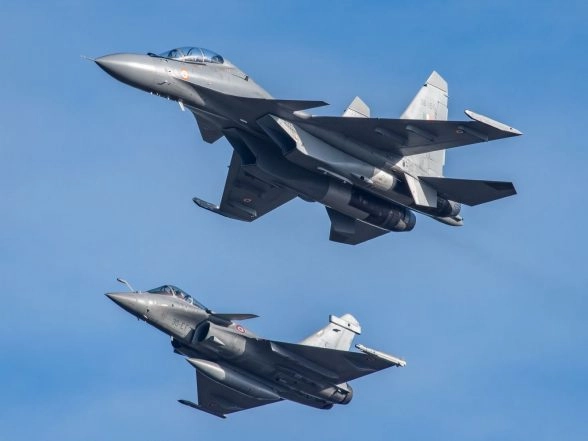 World News |   France: Indian Air Force Shares Stunning Visuals from Bilateral Air Exercise Garuda 2025