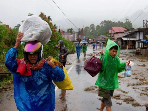 World News | Indonesia Landslides, Deluge Kill 34; Rescue Hampered