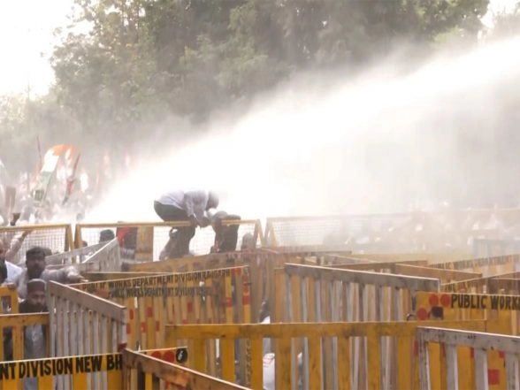 India News | Youth Congress Protest in Bhopal Turns Chaotic, Police Use Water Cannon to Disperse Crowd