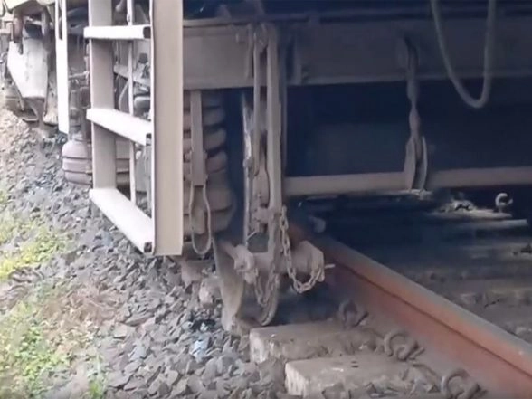 India News | Jharkhand: Two Coaches of Passenger Train Derails Near Dumka, Minor Injuries Reported