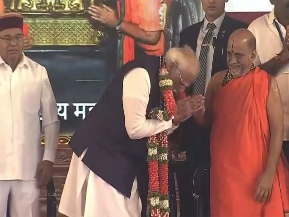 India News | PM Interacts with Seers at Udipi Temple Ahead of Laksha Kantha Gita Chanting