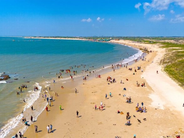 India News | Gujarat's First Blue Flag Beach in Shivrajpur, Offers Clear Water, Beautiful Sunset and Popular for Scuba Diving