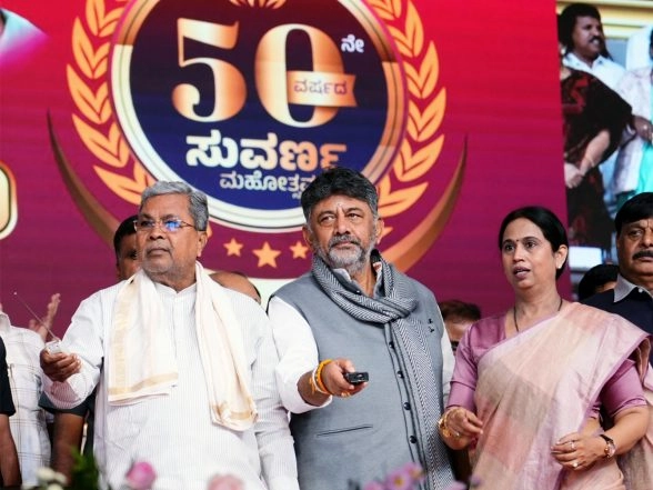 India News | Amid Tussle over CM Post, Siddaramaiah Invites Shivakumar for Breakfast; Moily Urges Central Leadership to Step in Immediately