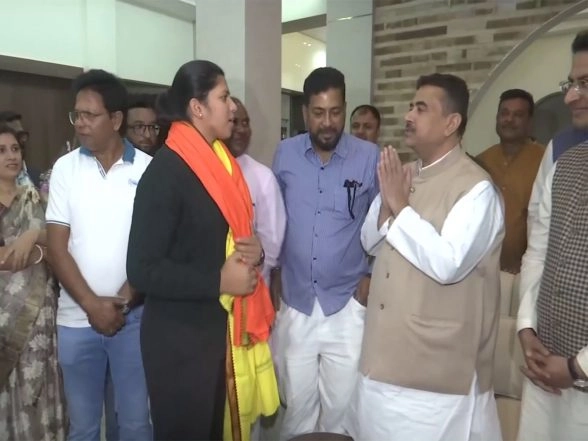 Sports News | Suvendu Adhikari Meets World Cup Winner Richa Ghosh; Hails India's Triumph