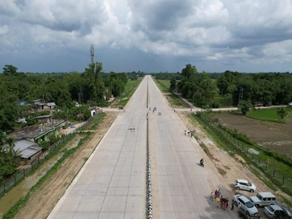 India News | Shimla Administration Inspects Road, Twin Tunnel Site After Locals Accuse NHAI of Illegal Construction, House Damage