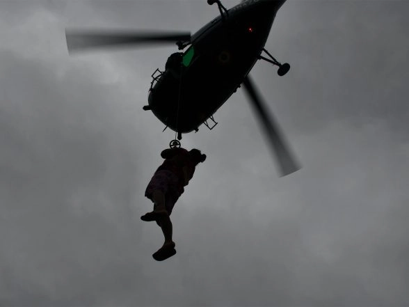 World News | Indian Helicopters Carry out Rescue Operations in Sri Lanka