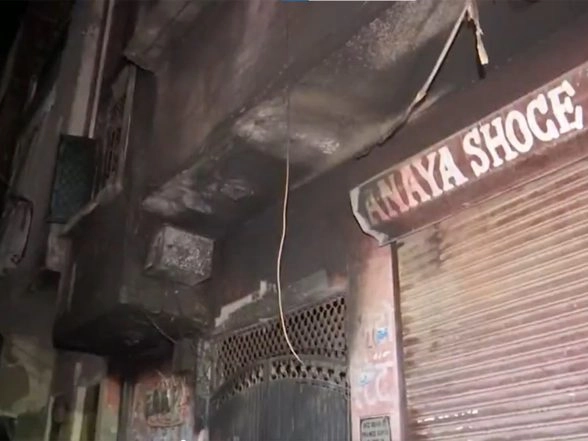 India News | Delhi: 4 Dead, 2 Injured After Fire Engulfs Four-storey Building in Tigri Extension
