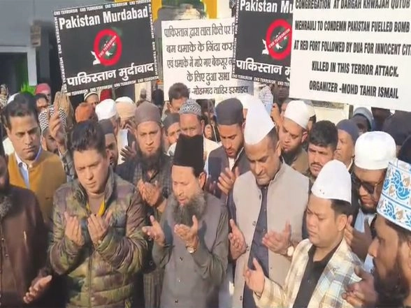 India News | "Islam Never Supports Radicalism:" People Gather at Dargah to Protest Delhi Car Blast