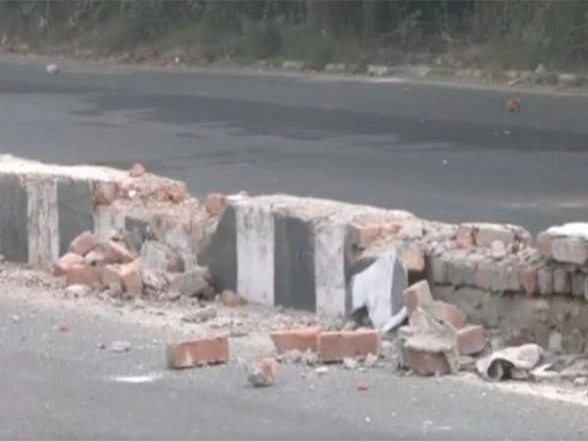 India News | Delhi: Speeding Mercedes Hits Three People in Vasant Kunj, 1 Killed