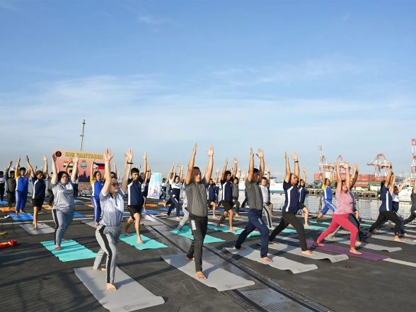 World News | INS Sahyadri Crew Conducts Joint Yoga Session with Philippine Navy