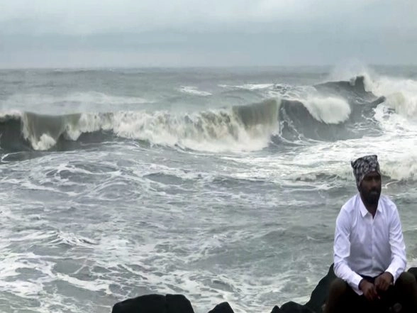 India News | Cyclone Ditwah Moves Northwards, Approaches Tamil Nadu-Puducherry Coast