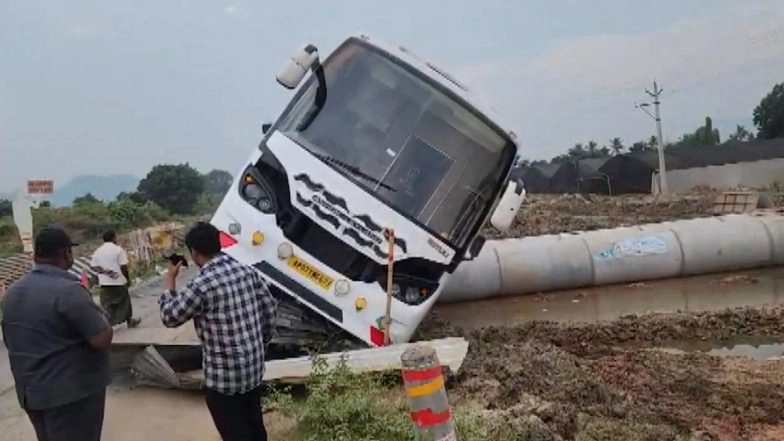 Andhra Pradesh Bus Accident: Bus Meets With Accident, Falls in Ditch Near Rajupalem in Palnadu District (Watch Video)