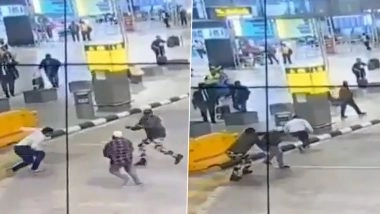Bengaluru Airport Knife Attack: Man Tries To Attack 2 Taxi Drivers at Bengaluru Airport With Knife Following Quarrel, Gets Overpowered by CISF Officials; Video Surfaces