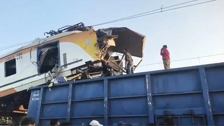 Chhattisgarh Train Accident: 4 Killed, 2 Missing As MEMU Passenger Train Collides With Stationary Freight Train Near Bilaspur Station (Watch Videos)