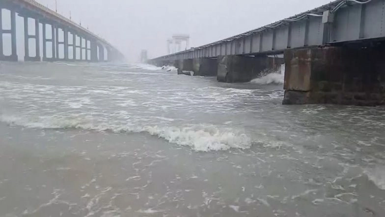 ঘূর্ণিঝড় দিত্বহা: ঘূর্ণিঝড় তামিলনাড়ুর পামবান শহরে প্রবল বাতাস, ভারী বৃষ্টিপাত এবং রুক্ষ সমুদ্র পরিস্থিতির সাথে স্থলভাগে আছড়ে পড়ে। সর্বশেষ ঘূর্ণিঝড় দিত্বহা: ঘূর্ণিঝড় তামিলনাড়ুর পামবান শহরে প্রবল বাতাস, ভারী বৃষ্টিপাত এবং রুক্ষ সমুদ্র পরিস্থিতির সাথে স্থলভাগে আছড়ে পড়ে। সর্বশেষ