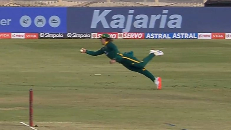Dewald Brevis Catch Video: Watch South African Star's One-Handed Stunner to Dismiss Ruturaj Gaikwad During IND vs SA 1st ODI 2025